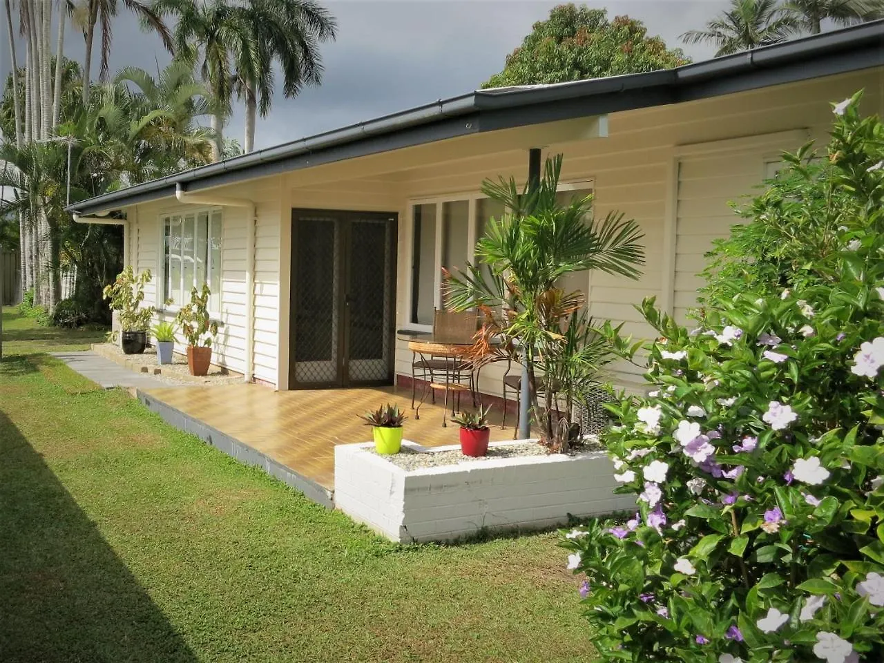 Holiday home Edge Hill Green Oasis: Central Cairns Retreat