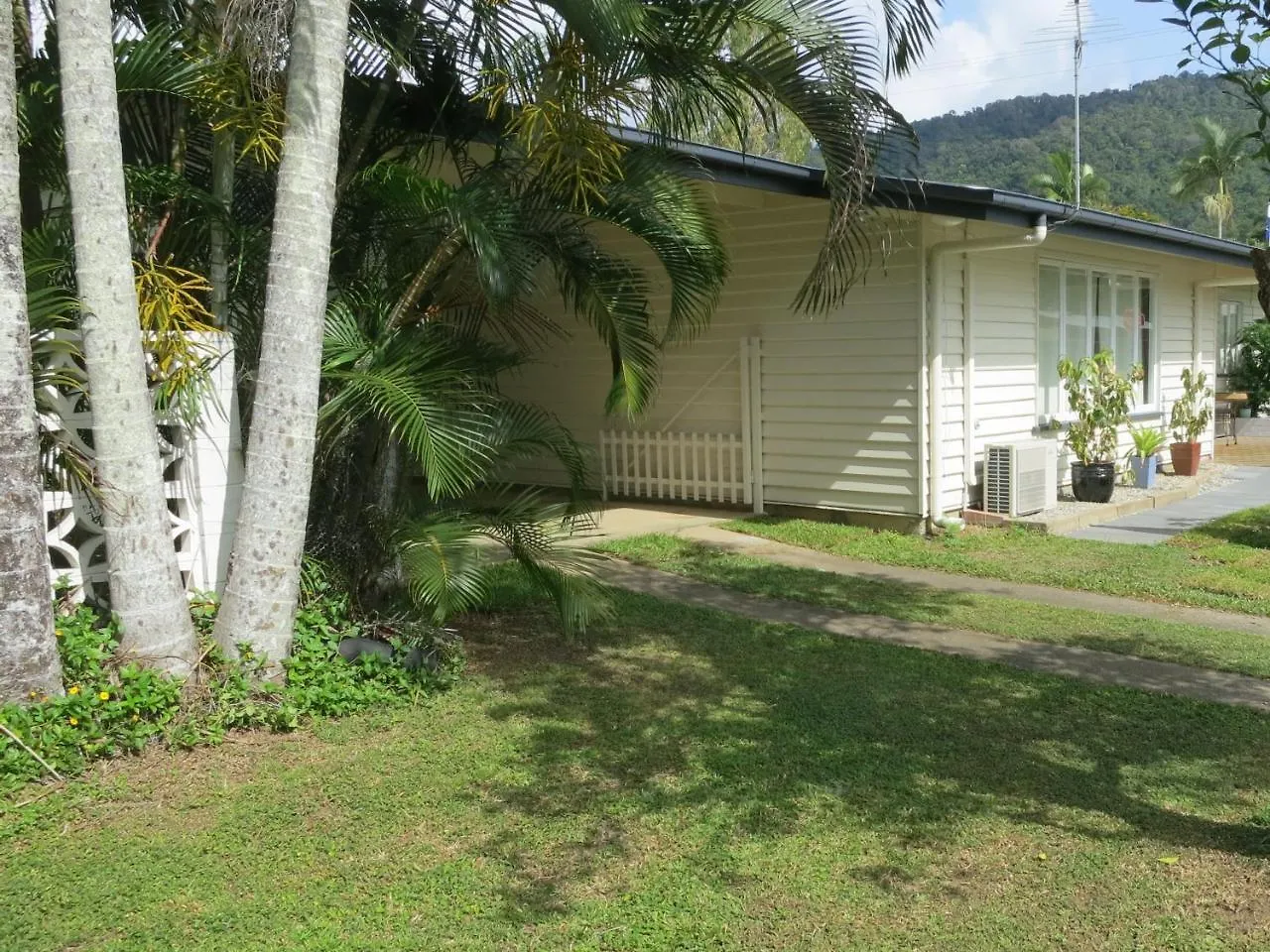 Edge Hill Green Oasis: Central Cairns Retreat Holiday home