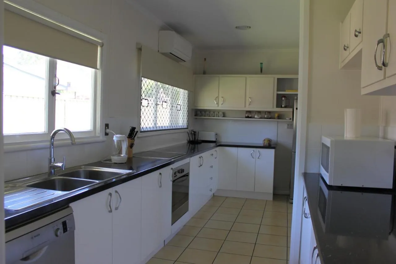 Feriehus Edge Hill Clean & Green Cairns, 7 Minutes From The Airport, 7 Minutes To Cairns Cbd & Reef Fleet Terminal